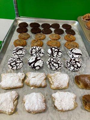 Crinkle cookies, chocolate chip, double chip and mini Cheese danishes