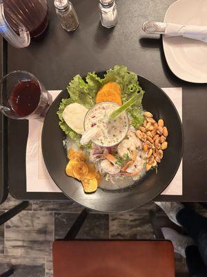 Ceviche Camarones y pescado, delicioso.