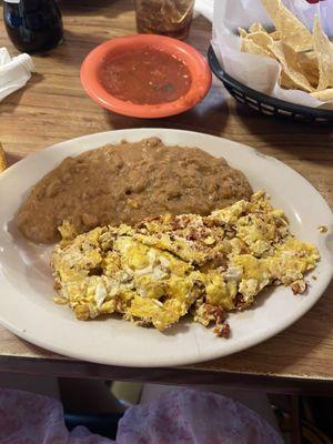 Chorizo con huevo breakfast plate