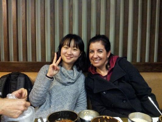 Students enjoying dinner before a LEE concert event