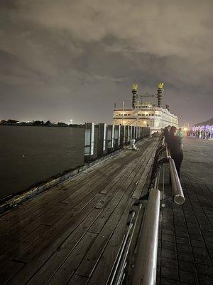 Picture at night along the wharf