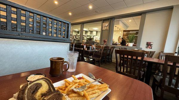 Gus's Diner, Turkey Reuben & fries, tables, kitchen