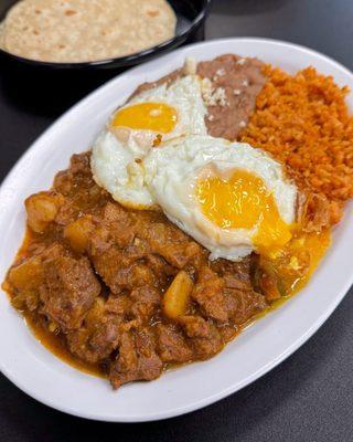 Guisado Norteño plate with bistec con papa.