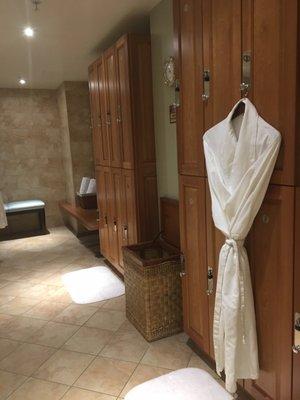 Women's changing area & robe