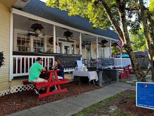 Outdoor dinning