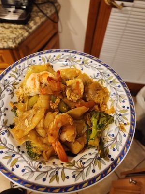 Pad kee mao (drunken noodle) with veggies and shrimp