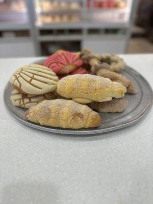 Conchae, pan de ellote, pan de mantequilla