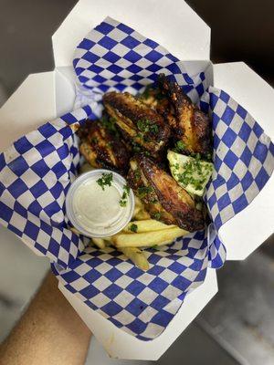 Chicken wings & fries