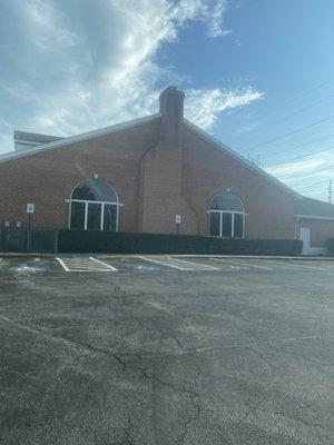 Building side seen when entering parking lot