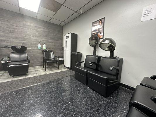 Clean and well kept salon