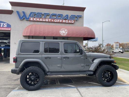 2021 wrangler 3.5" lift. 35" tires. 20x9 wheels