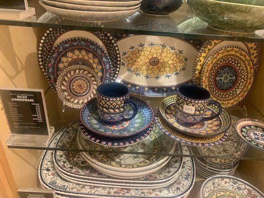 I want allllll of these Italian plates, platters and cups!!