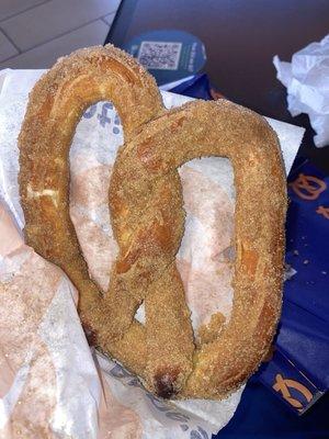 Cinnamon pretzel