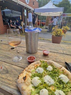 Rosé, complimented by a white pizza from Smokee's food truck. Every Thursday!