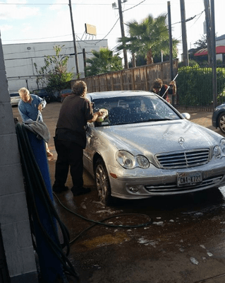 Costumer came in for a quart of oil but also got a free car wash.  The owners jumped in and had her out in 5 minutes!