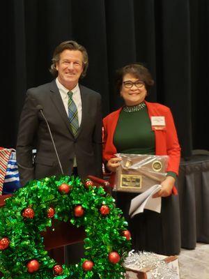 CDA President Dr. John Blake thanks Harbor Dental Society President Dr. Donna Calima for her service from 2021-2022