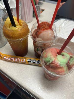 Raspado de Nance con chamoy y Tajin, Nieve de garrafa de Guayaba con chamoy y Tajin y nieve de Rainbow sherbet