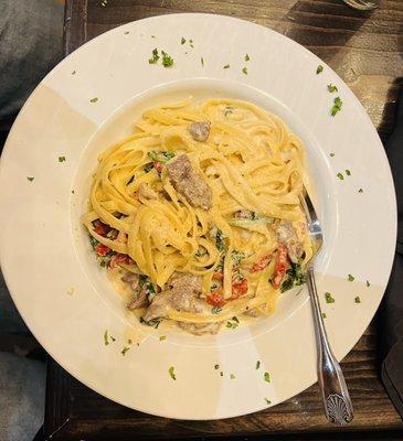 Alfredo pasta with steak