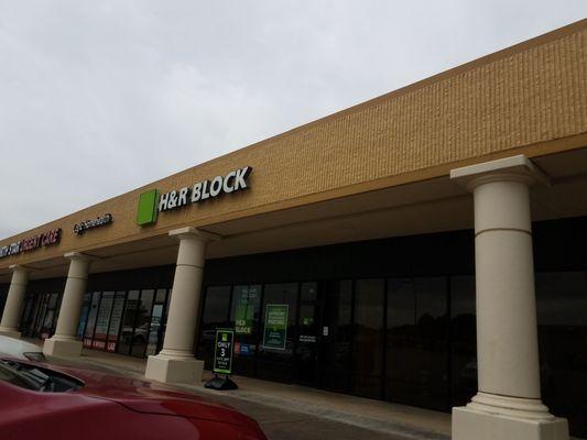 H & R Block Exterior and entrance