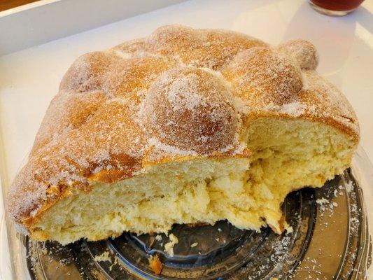 Cross-section of Pan de muertos