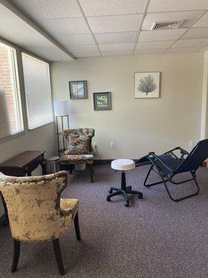 Comfortable and inviting hypnosis office space for Hypnotist Peter Gross of Mind Mastery Hypnosis in Framingham Massachusetts.