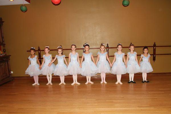 Ballerinas ready for a Winter Show 2023