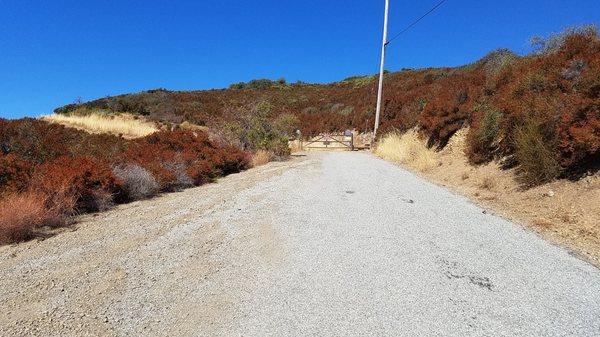 The start of the trail, it is on a slop and parking is on the left side of the road (3~4 cars max)