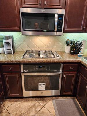 Over range Microwave
Cooktop
Single Oven