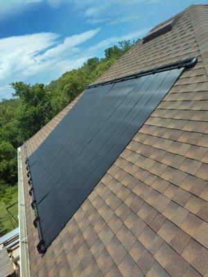 Pool system on a steep roof