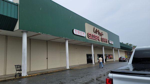 The front of Li Ming's.  There's always a lot of parking.