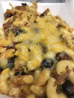 Loaded mac & cheese with vegetarian chili