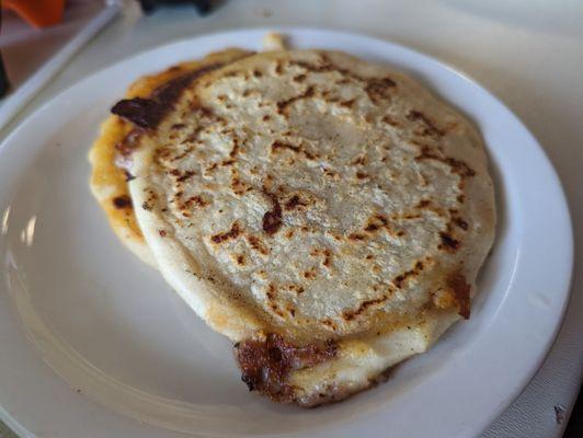 2 pupusas (revueltos con frijoles & chicharrones)