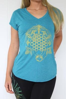 Bee design on the teal vneck. Very comfy and easy to wear.