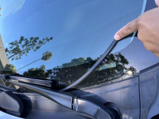 Moulding lifting on the outer bottom windshield