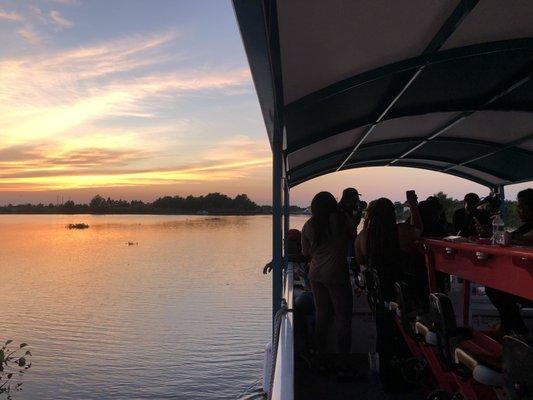 Boat rental with all your friends. Enjoy the sunset