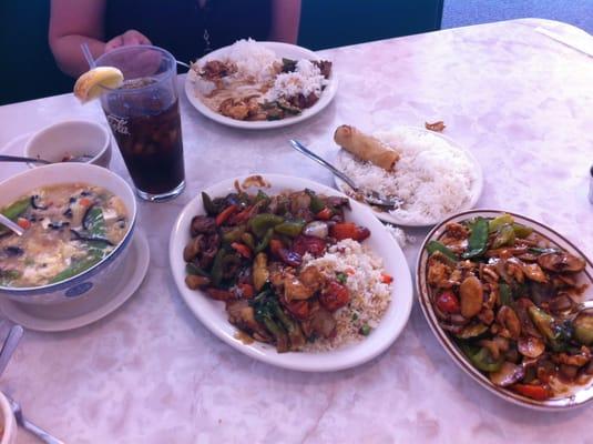 Hot and sour soup; chicken in garlic sauce; beef with peppers and tomato.