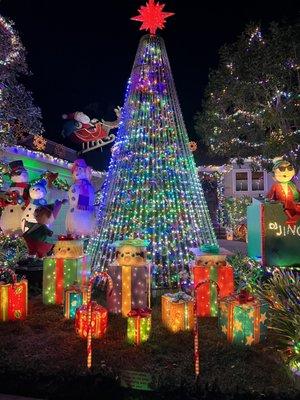 A FREE EVENT & FREE PARKING! Winner of the Great American Light Fight. Lights on Display in Sherman Oaks Christmas 2021