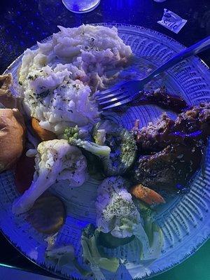 Meatloaf, mashed potatoes and seasoned vegetables