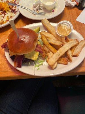 Bacon Cheesebuger w/ Fries