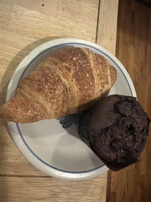 Cornettto with spelt and blackberry jam ($4.71) and MUFFIN CACAO