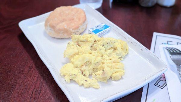 Kids' menu - scrambled eggs with biscuit