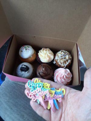 So disappointed!  I ordered cupcakes in advance for a Sweet 16 B'day, when I get to the bakery this is what they gave me.