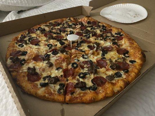 Sausage, pepperoni, olives, mushrooms, 18" pizza.