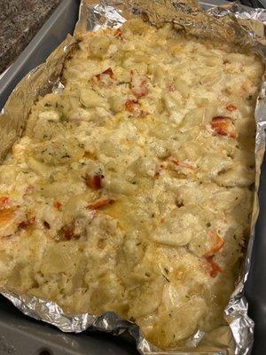 Lobster mac & cheese delivered to CA from Goldbelly. Baked at 375F for ~35 mins.