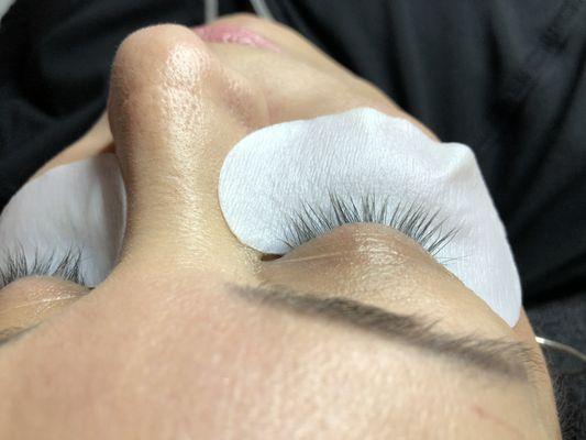 Picture of natural lashes on the Right eye up close.