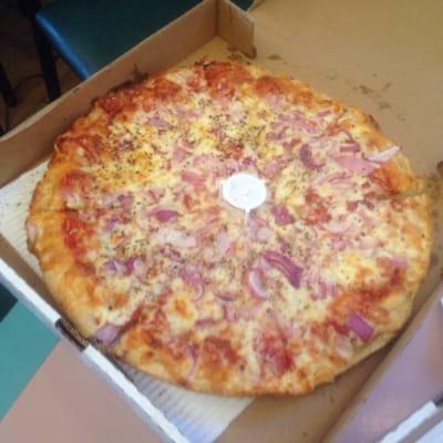 Medium pizza with onions