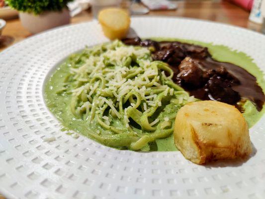 Tallarines Verdes with Tenderloin