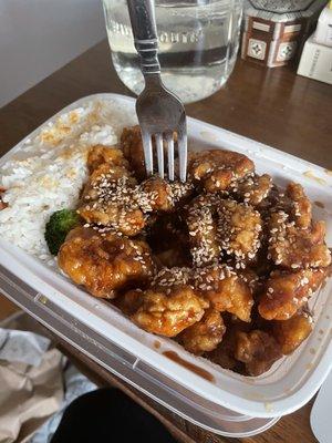 Sesame Chicken (comes w egg roll)