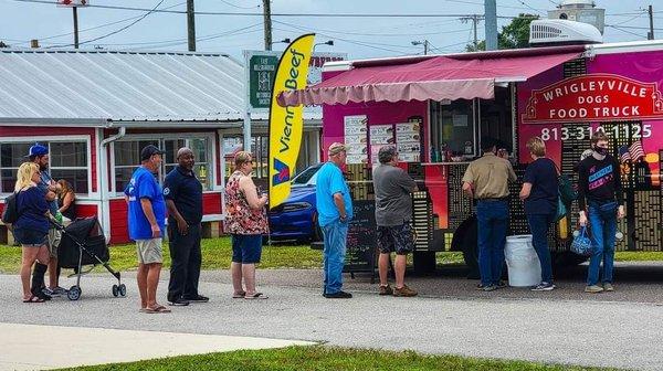 Wrigleyville Dogs  at the PamsCon model show in Plant City.