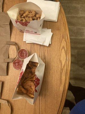 Fried Calamari & Fried Shrimp Basket w/ Cajun fries